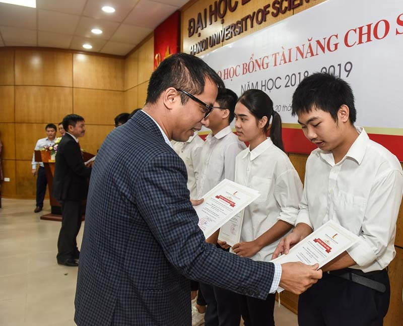 Trao học bổng cho sinh viên xuất sắc