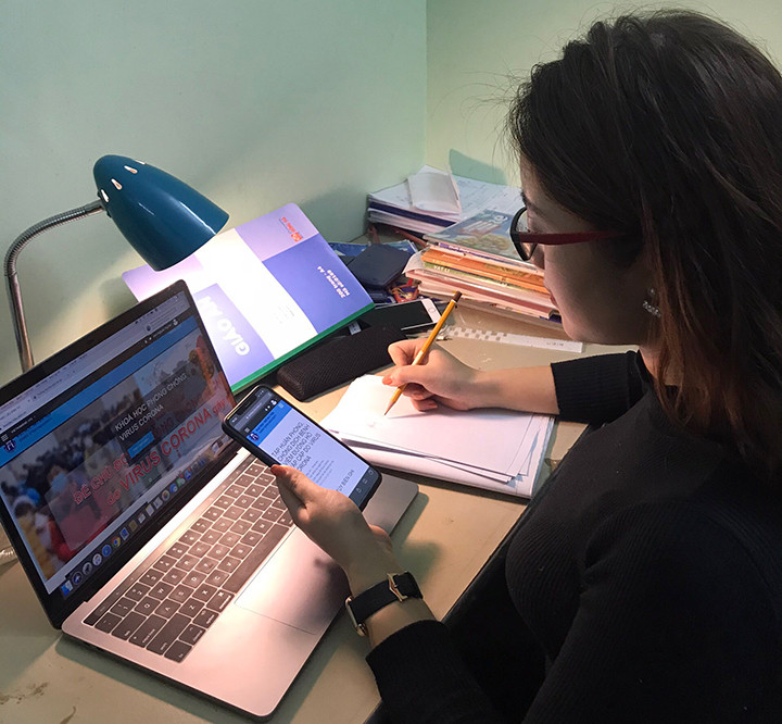 Sinh viên trường Đại học Mở Hà Nội học trực tuyến. Ảnh HOU