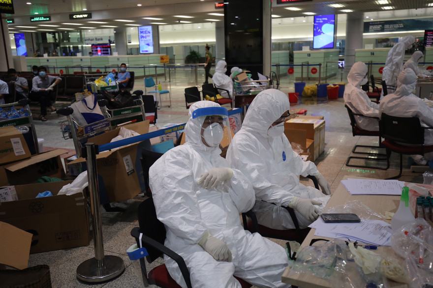 Những phút chợp mắt tranh thủ tại sân bay. Ảnh: Mạnh Thắng