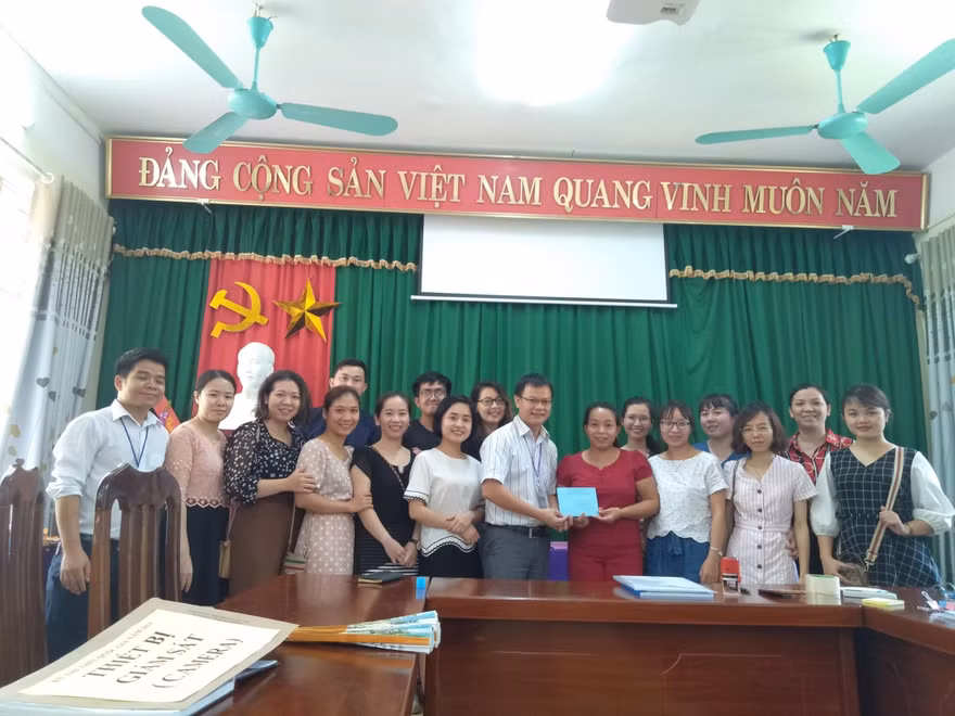 Các giảng viên trường ĐH Hà Nội làm thi tại điểm thi trường THPT Cộng Hòa, Hòa Bình trao 8 suất học bổng cho học sinh của trường