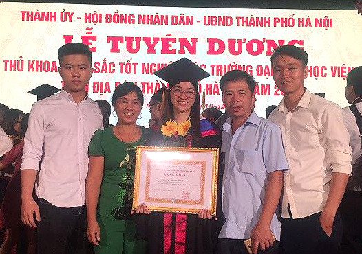 Phạm Thị Nhung bên gia đình tại lễ tuyên dương thủ khoa đầu ra xuất sắc vừa qua.