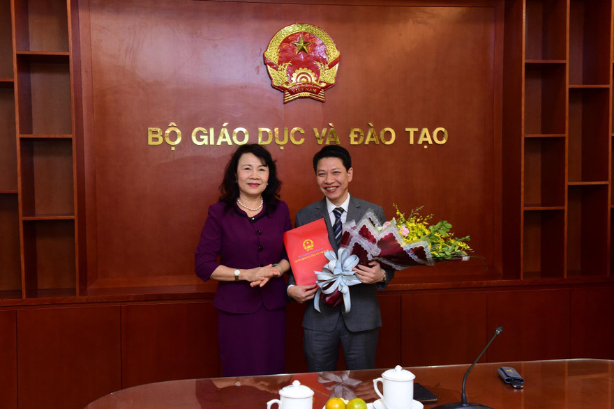 Thứ trưởng Bộ GD&ĐT Nguyễn Thị Nghĩa trao quyết định bổ nhiệm cho ông Nguyễn Xuân An Việt
