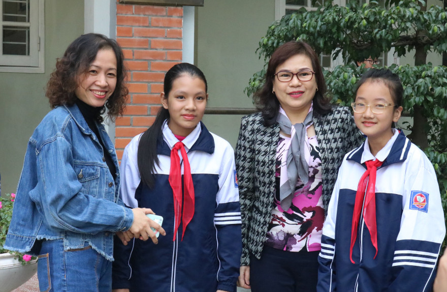 Hai học sinh lớp 6 giao nộp công an chiếc ví đánh rơi