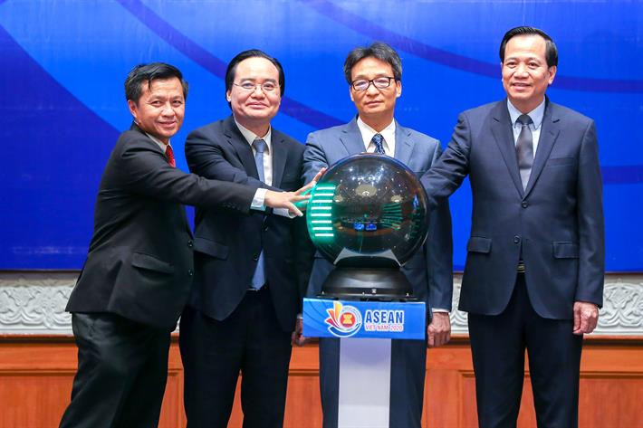 Bộ trưởng Phùng Xuân Nhạ: Năng lực số không thể thiếu đối với học sinh