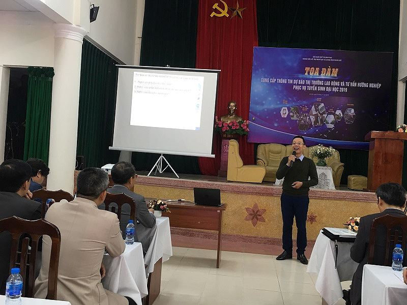 TS.Trần Văn Tình chia sẻ thông tin với học sinh trường THPT Việt Đức, Hà Nội tại buổi tọa đàm