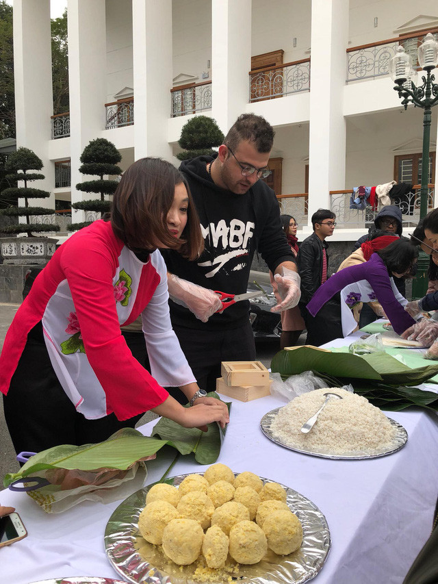 Sinh viên quốc tế với không khí Tết truyền thống của Việt Nam