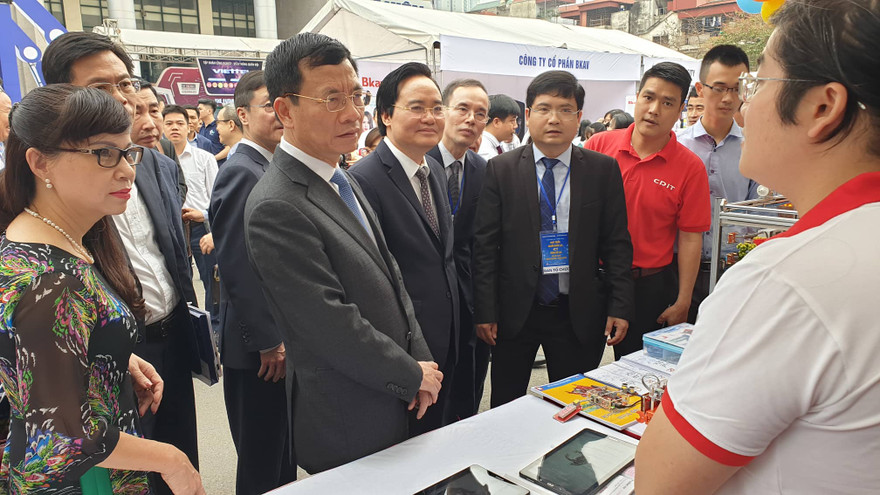 Hai Bộ trưởng thăm gian trưng bày triển lãm tại buổi tọa đàm