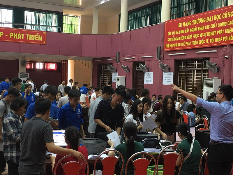 Sáng nay, đông đảo tân sinh viên và phụ huynh đến UTT nhập học.