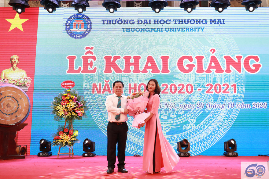Đại học Thương mại trao 24 tỷ đồng học bổng cho sinh viên