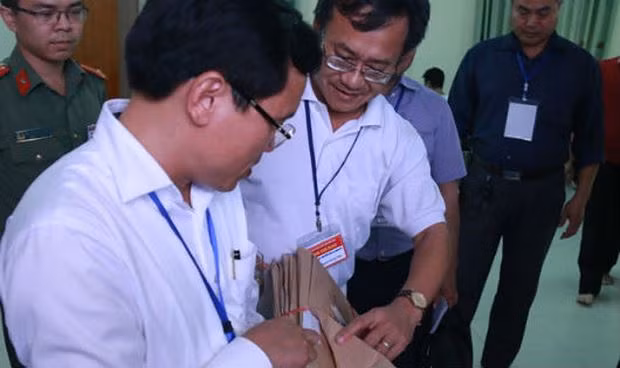 Ông Nguyễn Quang Vinh (áo trắng bên phải) nguyên là trưởng phòng Khảo thí của Sở GD&ĐT Hòa Bình, một trong ba đối tượng bị khởi tố vì nâng điểm cho thí sinh.