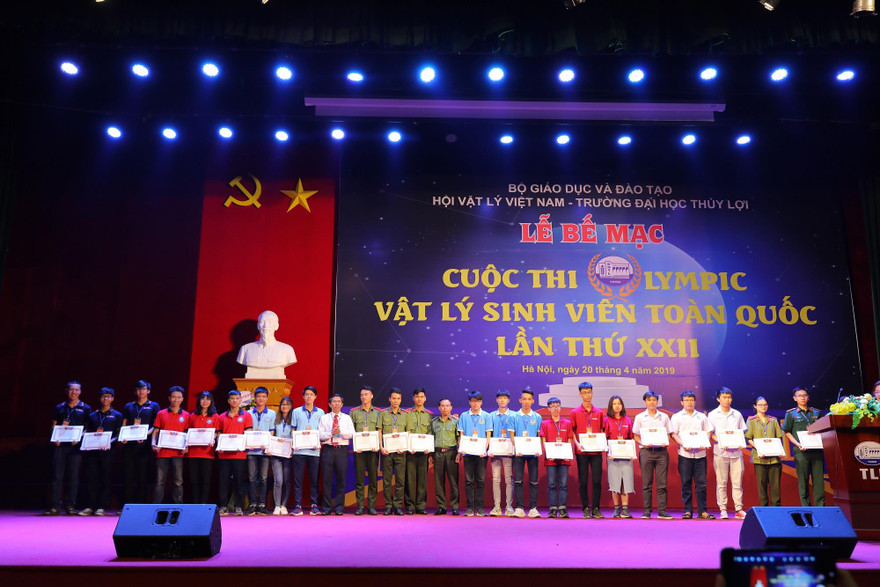 Trao thưởng cho các đội đạt giải