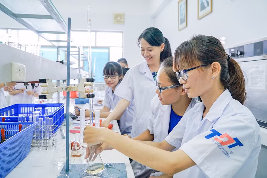 sinh viên trường ĐH Tôn Đức Thắng thực hành