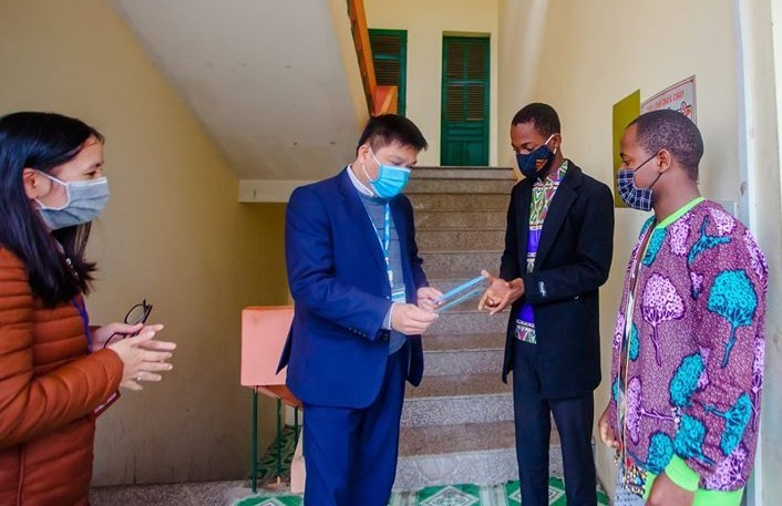 Lưu học sinh quốc tế viết thư xin ở lại Việt Nam