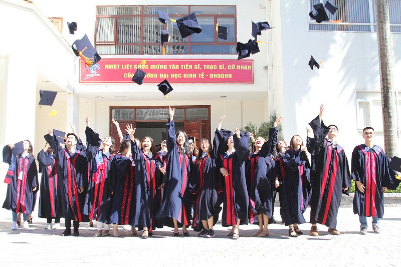 Cử nhân, thạc sĩ, tiến sĩ trong lễ tốt nghiệp