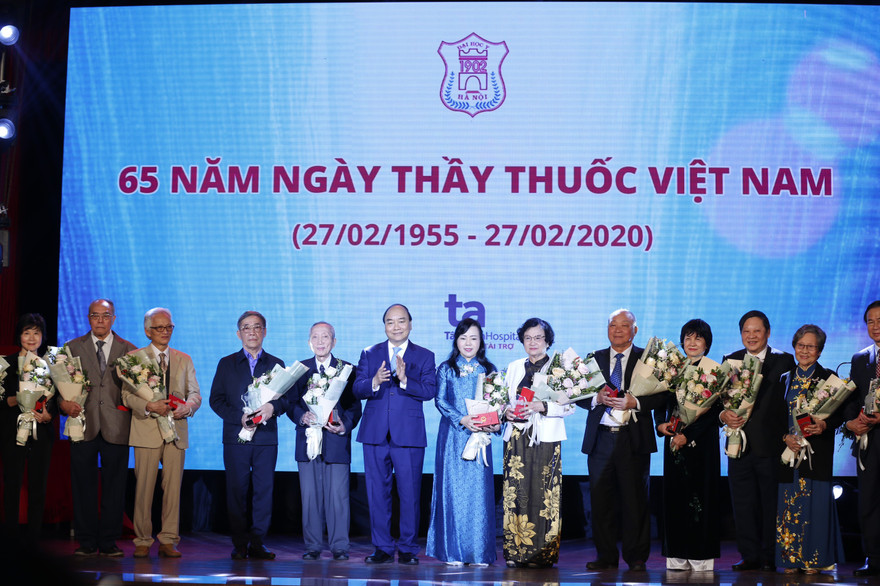 Mỗi giảng viên trường y đều mang trái tim 2 người thầy