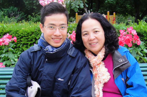 GS. Phan Thành Nam bên mẹ. Ảnh: báo Phú Yên