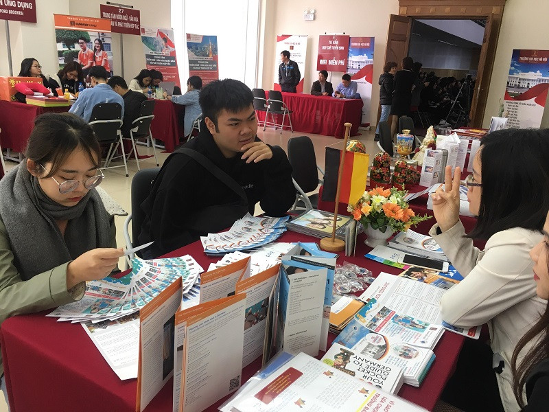 thí sinh tham khảo thông tin tại các gian hàng của trường