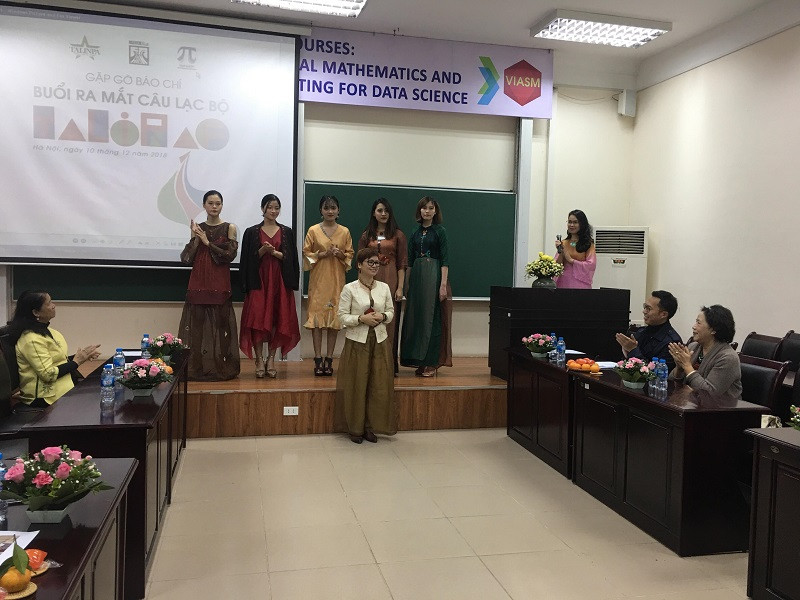 Nhà thiết kế Xuân Thu với các mẫu thiết kế mới nhất