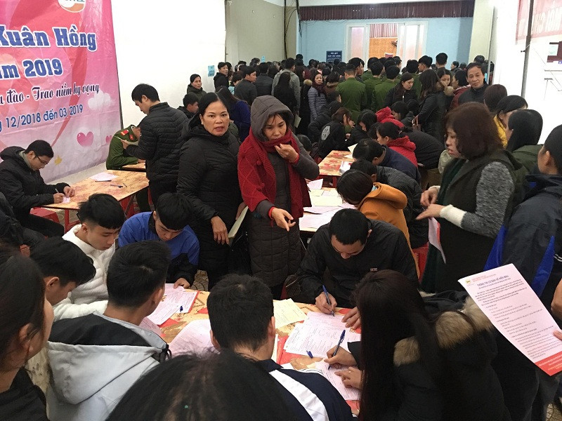 Từ sáng sớm, đông đảo các tầng lớp nhân dân đã đến để tham gia Ngày hội Chủ nật đỏ tại Thành phố Phủ Lý