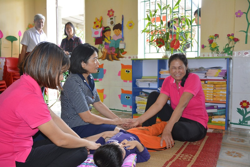 Một trong hai cô giáo trông bé Phát không giấu được cảm xúc khi đoàn kiểm tra của Bộ tới thăm