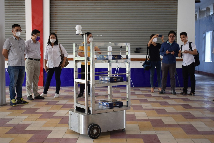 Robot phuc vu y te của ĐH Đà Nẵng