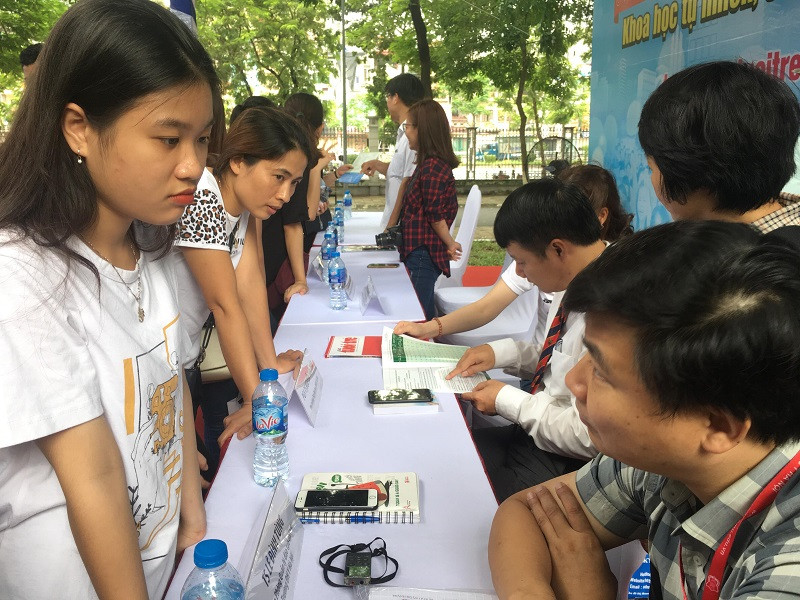 Ông Lê Đình Tùng đang tư vấn cho thí sinh muốn đăng ký xét tuyển vào trường ĐH Y Hà Nội