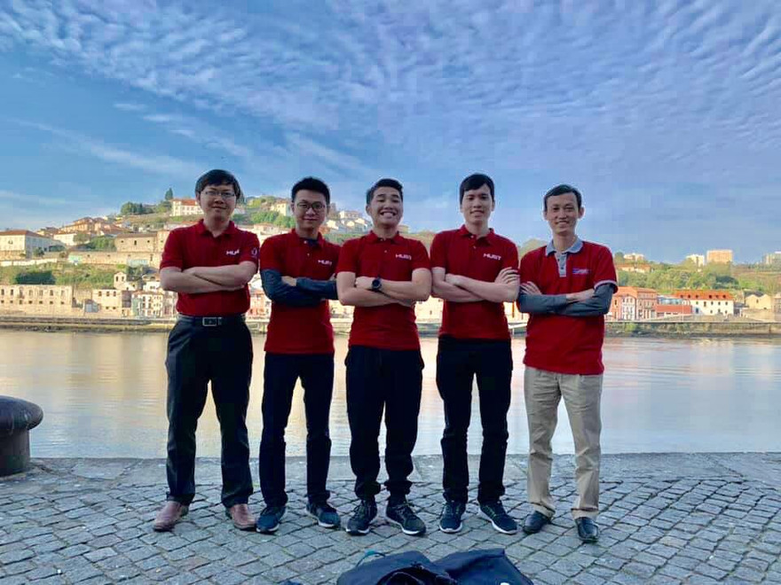 Ba sinh viên (đứng giữa) của trường ĐH Bách khoa Hà Nội tham gia cuộc thi lập trình quốc tế