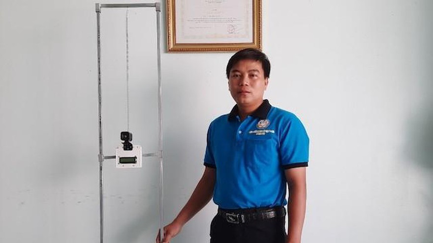 Thầy Mai Trọng Hữu với sản phẩm sáng chế máy đo thân nhiệt thông minh