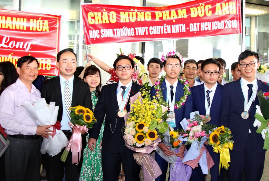 Đón học sinh dự thi Olympic quốc tế trở về năm 2018