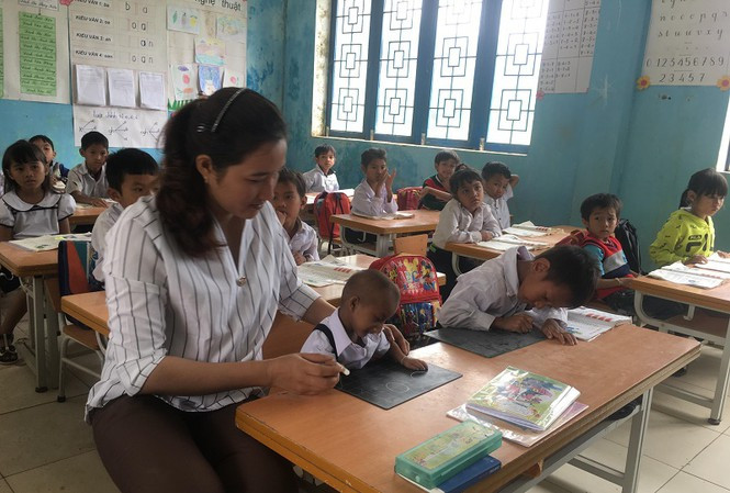 Thầy hiệu trưởng nghẹn ngào tiễn đưa cậu học trò người chim