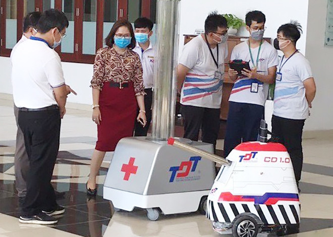 ĐH Tôn Đức Thắng chế tạo robot đa năng chống dịch COVID-19
