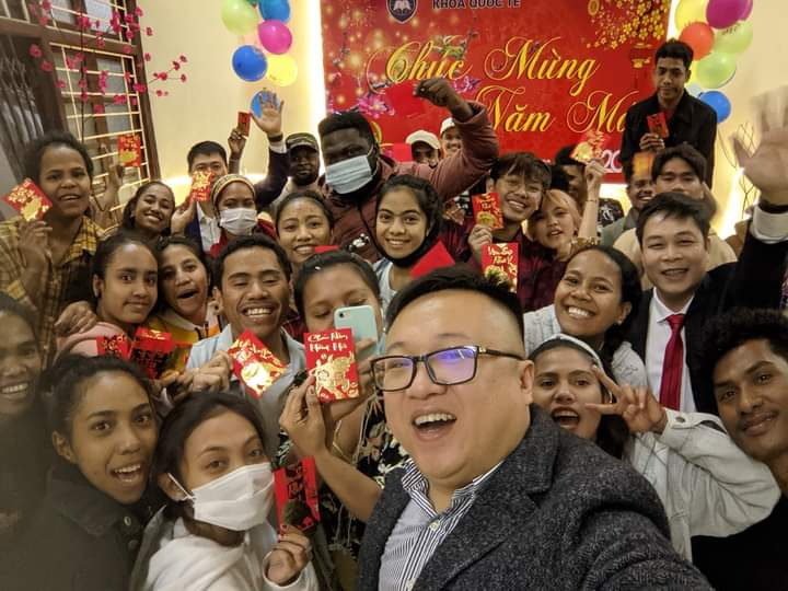 Lưu học sinh quốc tế háo hức ăn tết tại Việt Nam