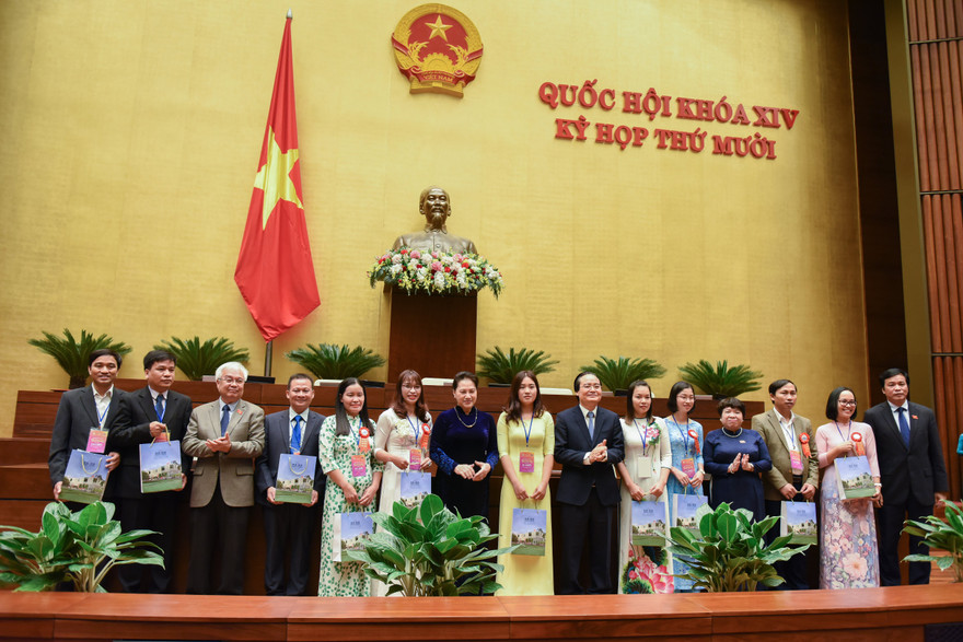 Chủ tịch Quốc hội Nguyễn Thị Kim Ngân gặp gỡ các nhà giáo tiêu biểu toàn quốc