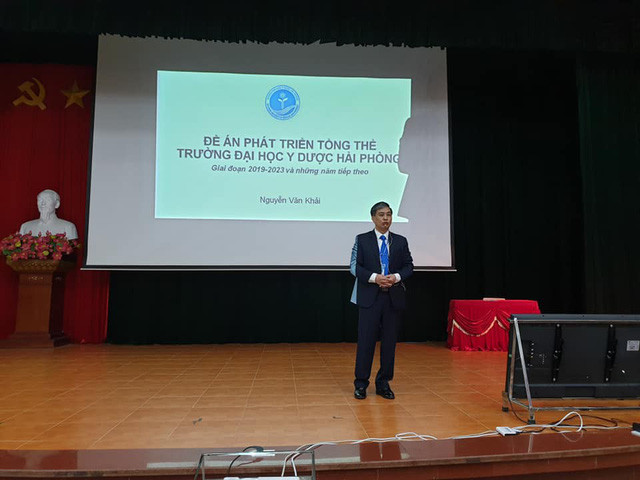 Ứng viên trình bày đề án