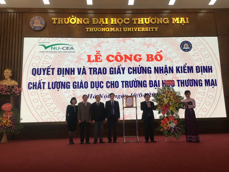 Trường ĐH Thương mại đón nhận chứng nhận đạt chất lượng kiểm định giáo duc