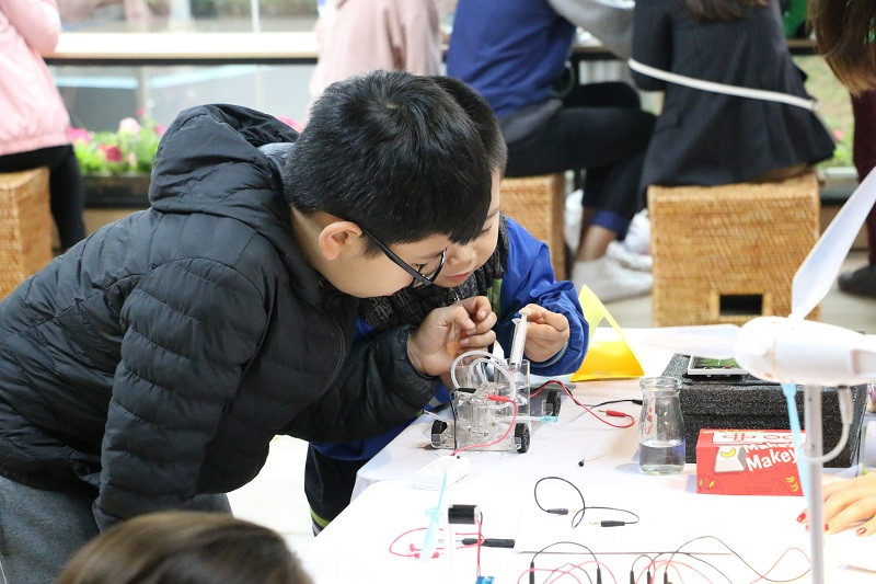 Các em nhỏ say mê với những thí nghiệm của mình