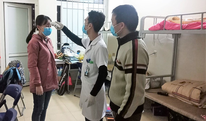 Học sinh, sinh viên đo thân nhiệt trước khi đến trường