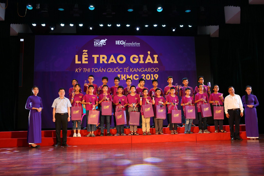 Trao giải thưởng cho các học sinh đạt giải