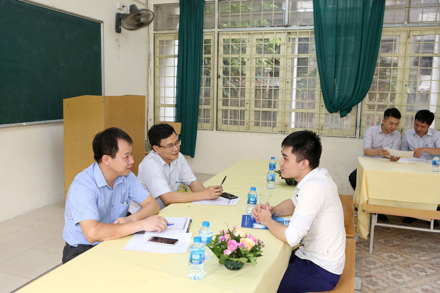 Sinh viên được phỏng vấn tại các gian hàng của VNPT