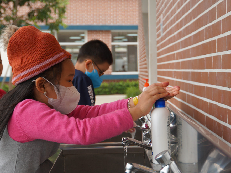 Học sinh trường Edison, Hà Nội thực hiện phòng chống dịch viêm đường hô hấp cấp trước khi Hà Nội quyết định cho học sinh nghỉ học