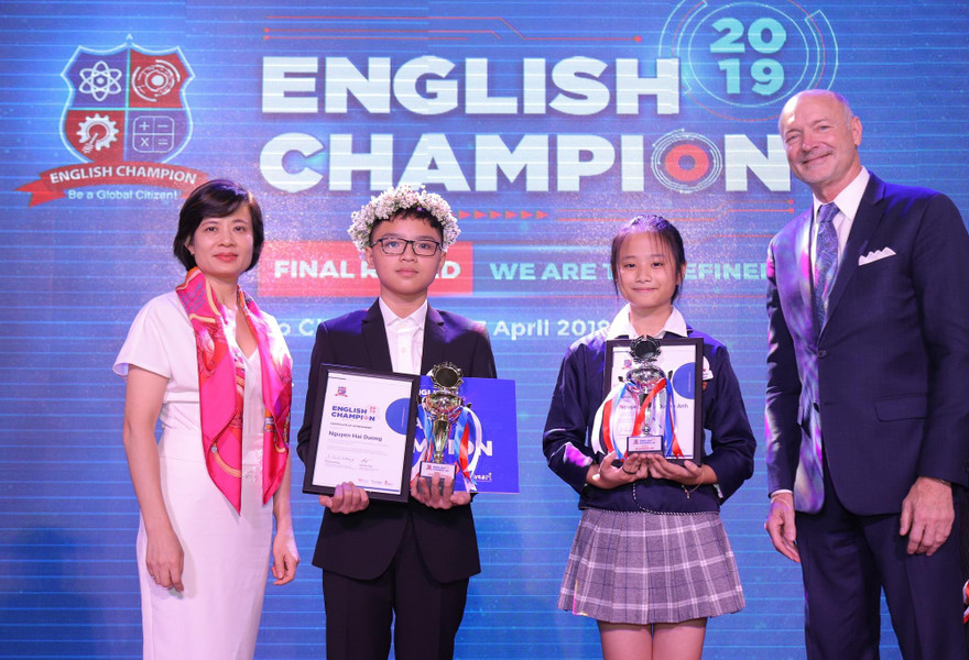 Trao giải thưởng cho quán quân 