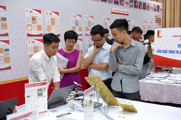 Sinh viên đang chia sẻ về công trình nghiên cứu