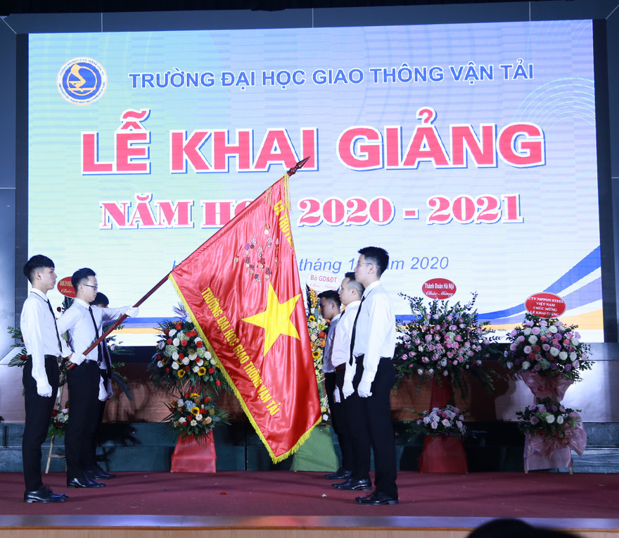 Sinh viên các tỉnh vùng lũ được trường Đại học hỗ trợ học bổng