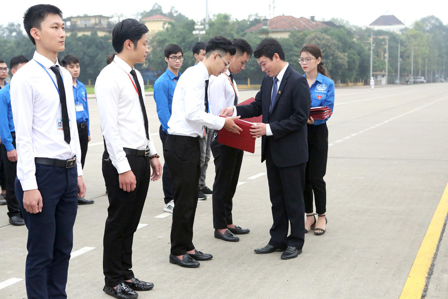 PGS.Đào Văn Đông, hiệu trưởng nhà trường trao quyết định kết nạp Đảng viên