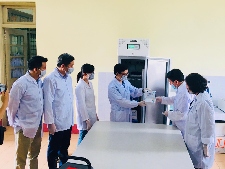 Nhóm nghiên cứu bàn giao 20 bộ sinh phẩm (bộ KIT) cho lãnh đạo Sở Khoa học và Công nghệ tỉnh Thái Nguyên