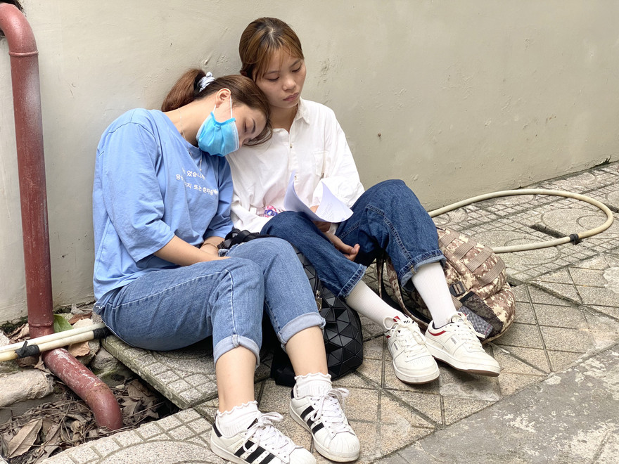 Phụ huynh học sinh vạ vật xuyên đêm chờ nộp hồ sơ xét tuyển bổ sung tại trường ĐH Thăng Long đêm 5/10, ngày 6/10