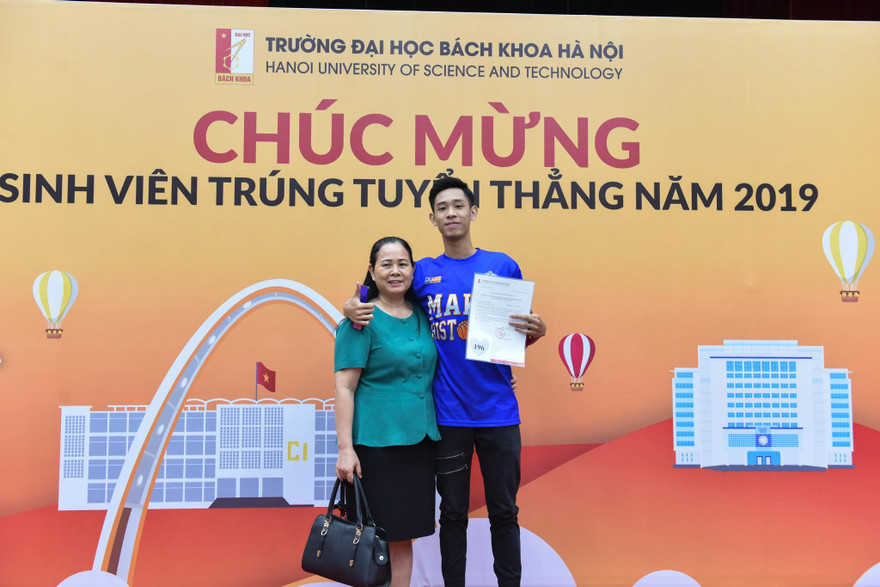 Tân sinh viên nhận học bổng chia sẻ niềm vui nhận học bổng với người thân