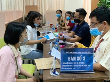 Thí sinh tấp nập về các trường Đại học xác nhận nhập học