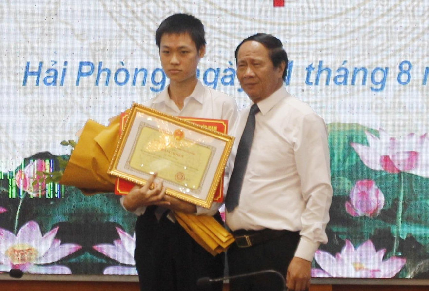 Thưởng 'nóng' 500 triệu đồng cho học sinh đạt huy chương vàng Olympic quốc tế