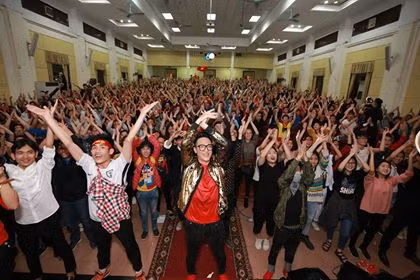 Sinh viên cổ vũ cho đội tuyển U23 Việt Nam. 